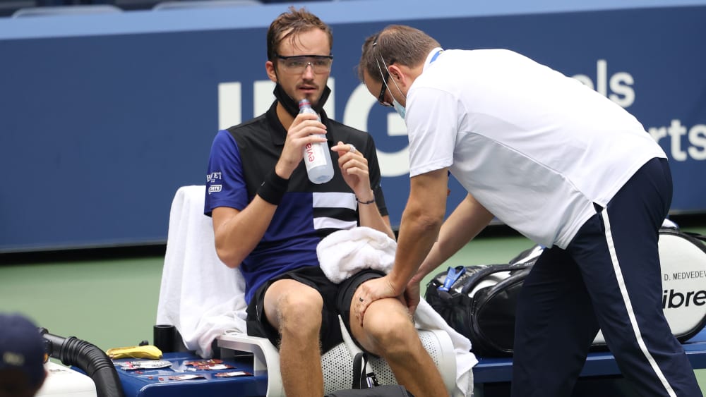 Daniil medvedev extended his arms toward the crowd, then motioned for the fans to keep raining daniil medvedev, of russia, looks up into the stadium after defeating feliciano lopez, of spain. Medvedev mit Mühe, aber ohne Satzverlust gegen Freund ...